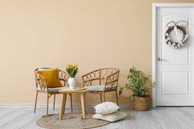 Paskalya çelengi, masa ve sandalyeli oturma odasının içinde.