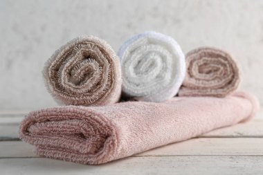 Tahta masada yuvarlanmış yumuşak havlular.