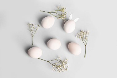 Paskalya yumurtaları ve hafif arka planda çigila çiçekleri ile kompozisyon