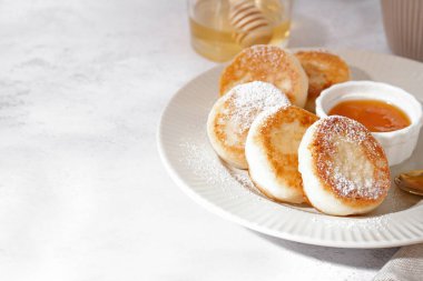 Nefis süzme peynirli gözleme tabağı ve arka planda reçel.