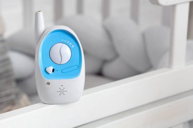 Yatak odasındaki bebek telsizi, yakın çekim.