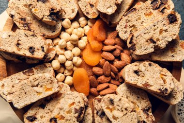 Bisküvi, fındık ve kurutulmuş kayısı, yakın plan.