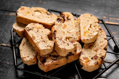 Siyah ahşap zemin üzerinde lezzetli bisküviler olan şebeke.