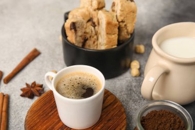 Lezzetli bisküvi, sütlü sürahi ve grunge fonda bir fincan kahve.