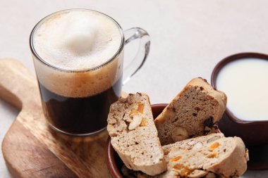 Lezzetli bisküviler ve beyaz grunge arka planda bir fincan kahve.