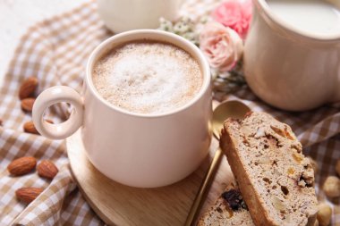 Lezzetli bisküviler ve peçeteli bir fincan kahve.