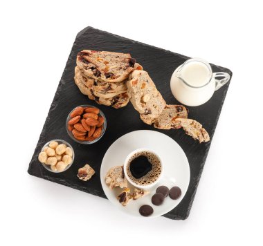 Lezzetli bisküviler, fındıklar, beyaz arka planda izole edilmiş bir fincan kahve ve süt.