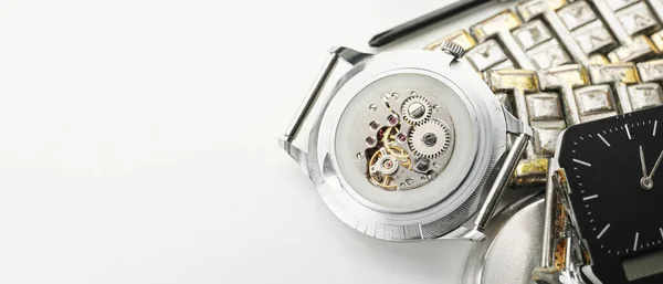 Kaputte Armbanduhren Auf Hellem Hintergrund Mit Platz Für Text Nahaufnahme — Stockfoto