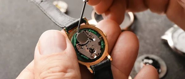 Mężczyzna Zegarmistrz Naprawy Zepsuty Zegarek Przy Stole Zbliżenie — Zdjęcie stockowe