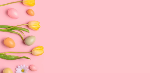 Πασχαλινά Αυγά Και Λουλούδια Ροζ Φόντο Χώρο Για Κείμενο — Φωτογραφία Αρχείου