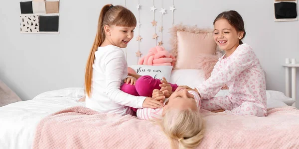 Cute Little Girls Playing Bed Home — Stock Photo, Image