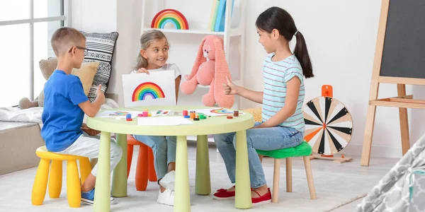 小孩子在家里画彩虹 — 图库照片