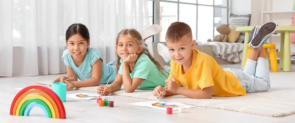 Crianças Pintando Arco Íris Casa — Fotografia de Stock