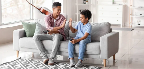 Afrikai Amerikai Fiúk Pacsiznak Egymással Miközben Otthon Videojátékoznak — Stock Fotó