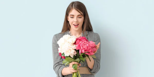 Mujer Sorprendida Con Hermosas Flores Peonía Sobre Fondo Claro —  Fotos de Stock