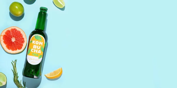 薄青を基調とした天然の昆布茶と柑橘類のボトル — ストック写真