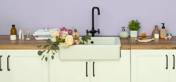 Sink Beautiful Fresh Flowers Bathing Supplies Stand Lilac Wall — Stock Photo, Image