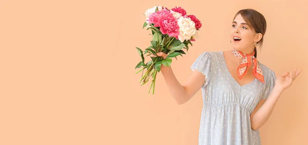 Renkli Arka Planda Güzel Şakayık Çiçekleri Olan Şaşırmış Bir Kadın — Stok fotoğraf