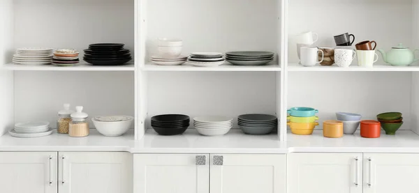 Mutfak Temiz Yemekleri Ile Açık Dosya Dolabı — Stok fotoğraf