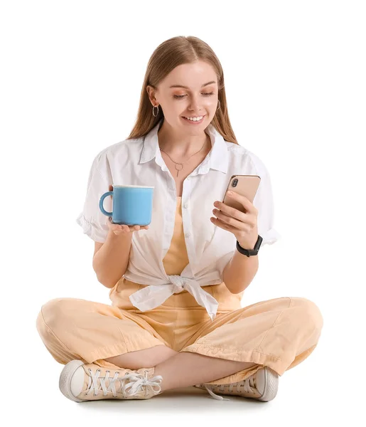 Schöne Mädchen Mit Tasse Kaffee Mit Handy Auf Weißem Hintergrund — Stockfoto