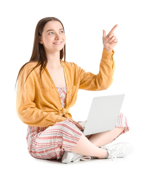 Όμορφη Νεαρή Γυναίκα Φορητό Υπολογιστή Δείχνει Κάτι Ενώ Κάθεται Πάνω — Φωτογραφία Αρχείου