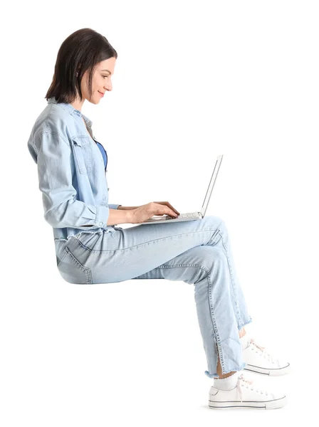 Hezká Mladá Žena Notebookem Sedí Židli Proti Bílému Pozadí — Stock fotografie