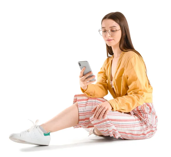 Hübsche Junge Frau Mit Smartphone Vor Weißem Hintergrund — Stockfoto