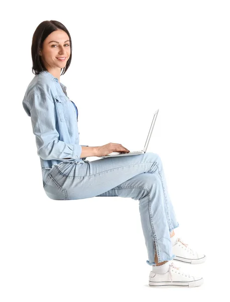 Mulher Bonita Com Laptop Sentado Cadeira Contra Fundo Branco — Fotografia de Stock