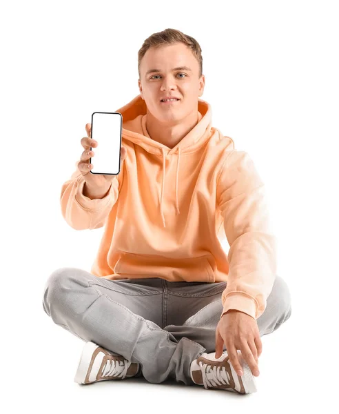 Jeune Homme Avec Smartphone Assis Sur Fond Blanc — Photo