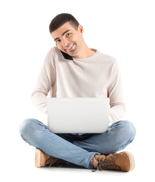Schöner Kerl Mit Laptop Gespräch Handy Auf Weißem Hintergrund — Stockfoto