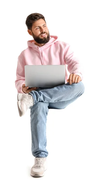 Красивый Бородатый Мужчина Ноутбуком Сидит Кресле Белом Фоне — стоковое фото