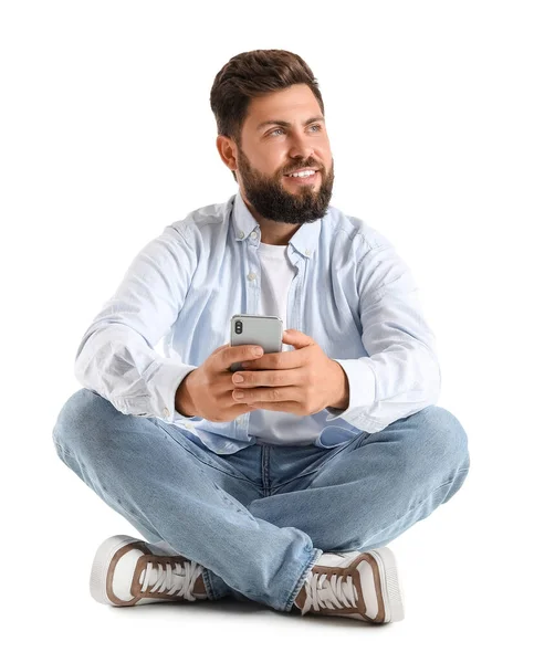 Cep Telefonlu Genç Sakallı Adam Beyaz Arka Planda Oturuyor — Stok fotoğraf
