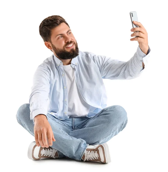 Jovem Barbudo Com Celular Tirando Selfie Fundo Branco — Fotografia de Stock