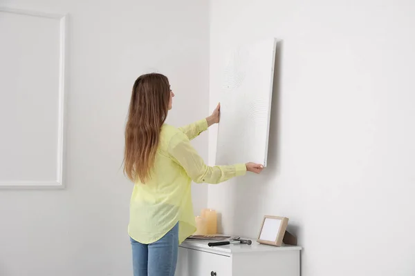 Mujer Joven Colgando Pintura Pared Luz Casa — Foto de Stock