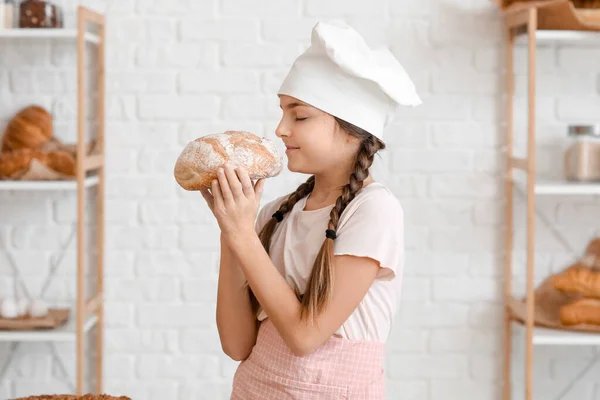 Маленький Пекарь Свежим Хлебом Кухне — стоковое фото