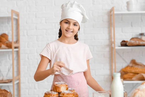 Küçük Fırıncı Mutfaktaki Çöreklerin Üzerine Şeker Serpiyor — Stok fotoğraf