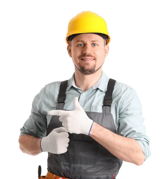 白い背景に何かを指している硬い帽子の男性大工 — ストック写真