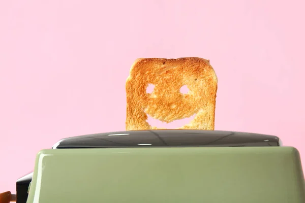 Забавный Кусок Хлеба Современном Тостере Розовом Фоне — стоковое фото