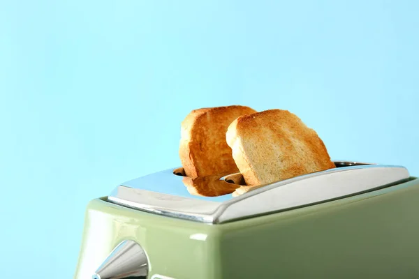Moderne Broodrooster Met Knapperig Brood Plakjes Blauwe Achtergrond — Stockfoto