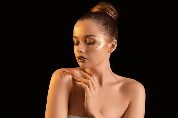Młoda Kobieta Złotym Brokatem Makijaż Czarnym Tle Zbliżenie — Zdjęcie stockowe