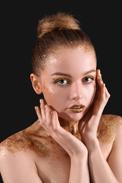 Młoda Kobieta Złotym Brokatem Makijaż Czarnym Tle Zbliżenie — Zdjęcie stockowe