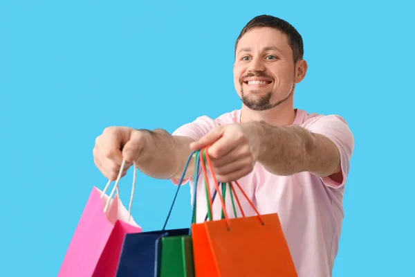 Snygg Man Med Shoppingväskor Blå Bakgrund — Stockfoto