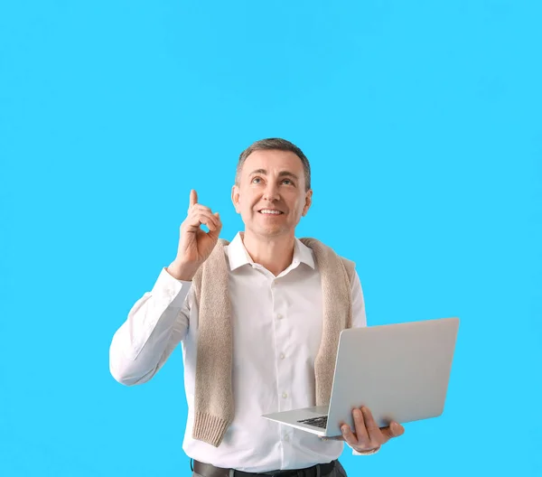 Mature Man Laptop Pointing Something Blue Background — Stock Photo, Image