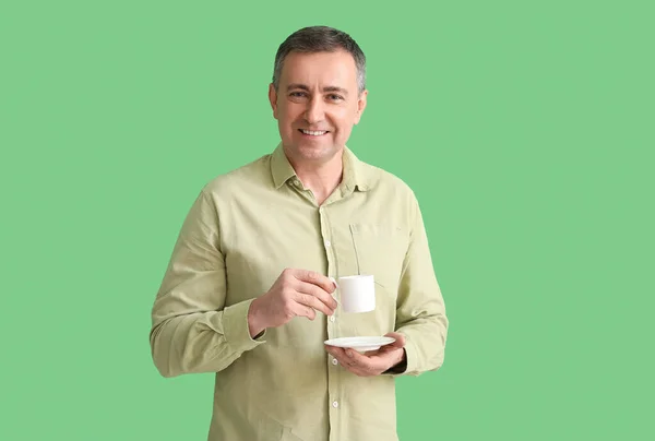 Dojrzały Mężczyzna Koszuli Filiżanką Kawy Zielonym Tle — Zdjęcie stockowe