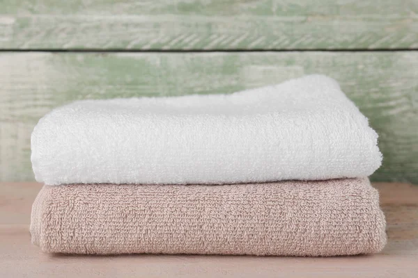 木制桌子上的折叠式软毛巾 — 图库照片