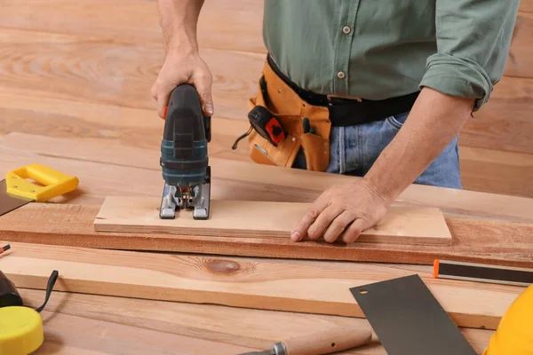 Mature Carpenter Sawing Plank Table Wooden Wall Closeup — Stock Photo, Image