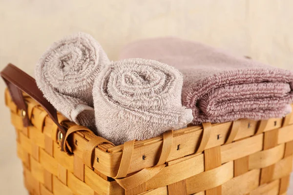 Wiklinowy Kosz Walcowanymi Ręcznikami Bawełnianymi Drewnianym Stole — Zdjęcie stockowe