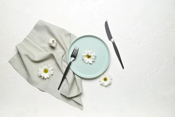 白い背景にデイジーの花とイースターお祝いのテーブル設定 — ストック写真