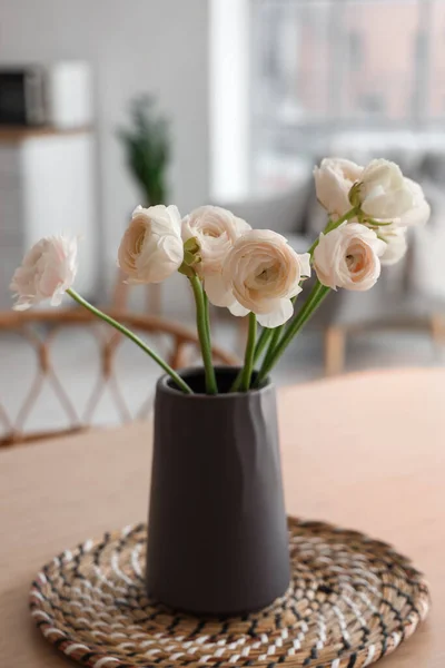 Vaso Com Flores Ranúnculo Mesa Jantar Cozinha Close — Fotografia de Stock