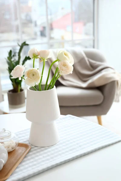 台所のダイニングテーブルの上にランクラスの花の花瓶 — ストック写真